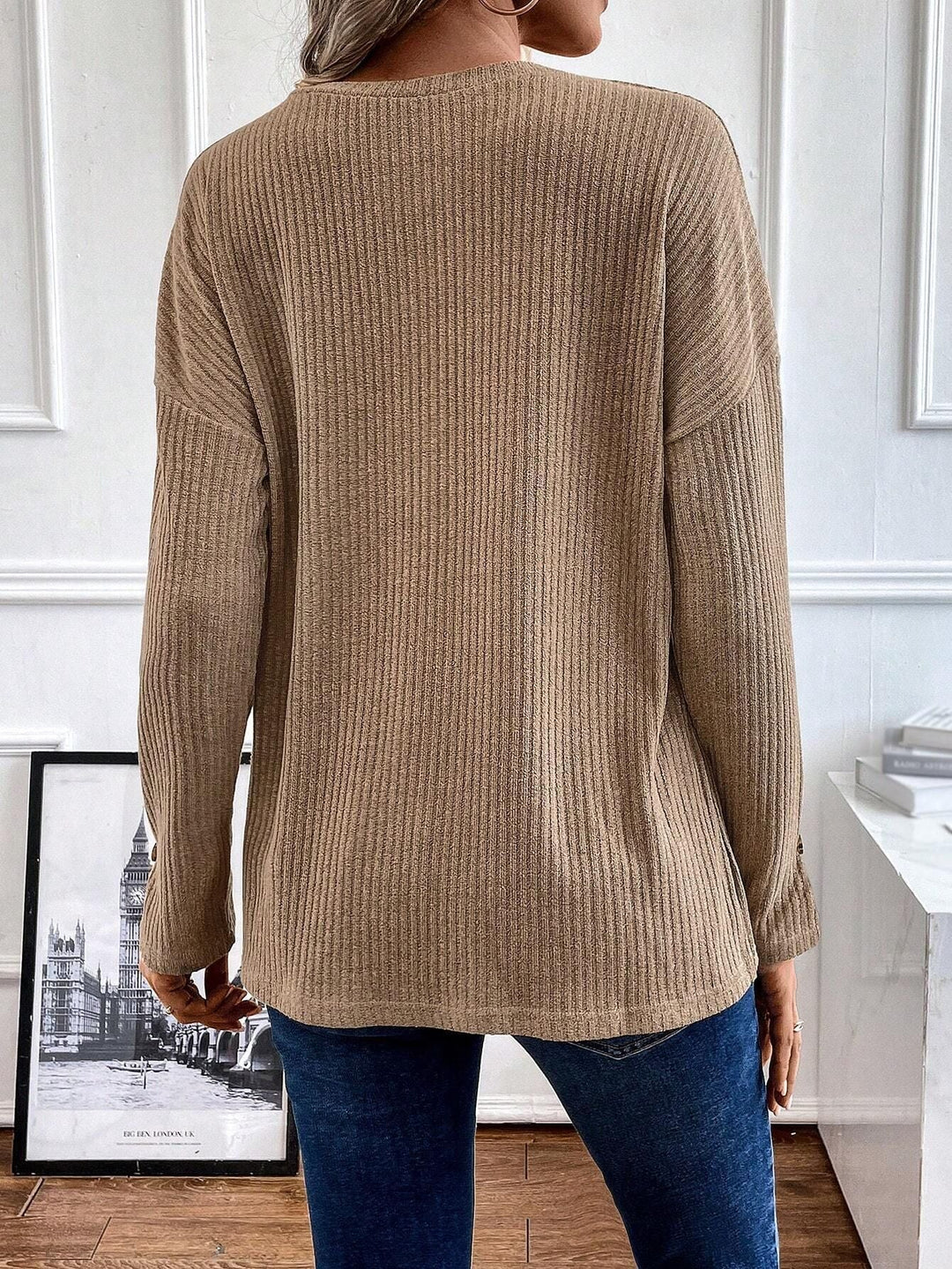 Lia – Blusa de punto canalé ligero con cuello Henley y botones