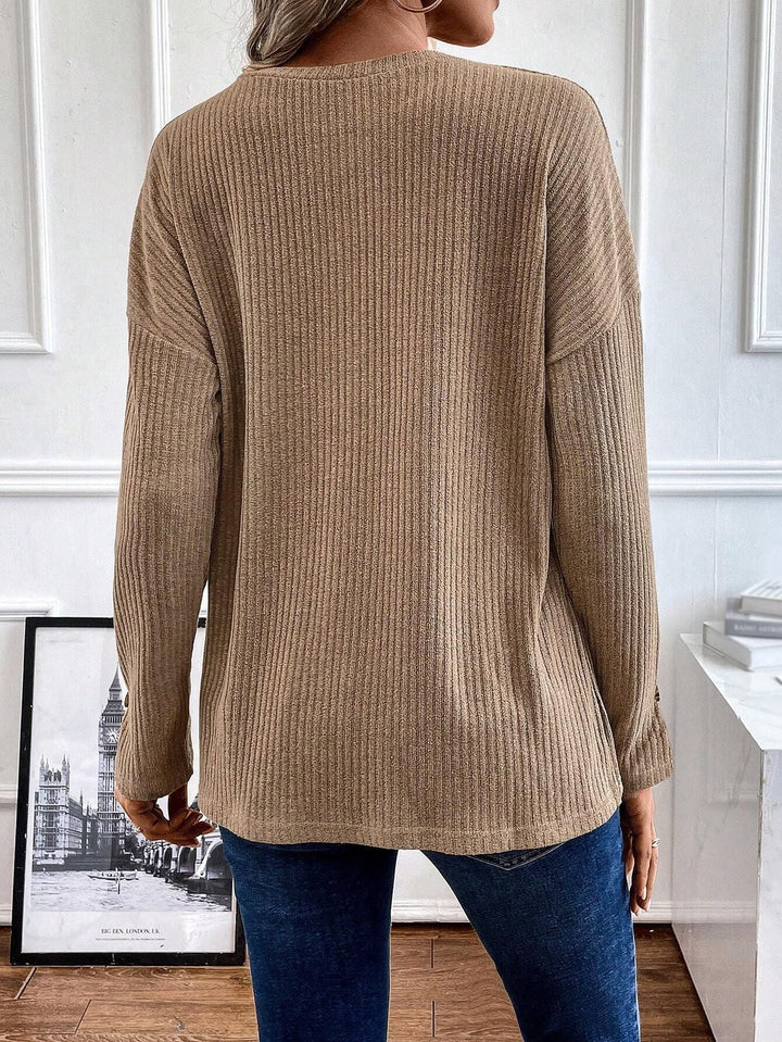 Lia – Blusa de punto canalé ligero con cuello Henley y botones