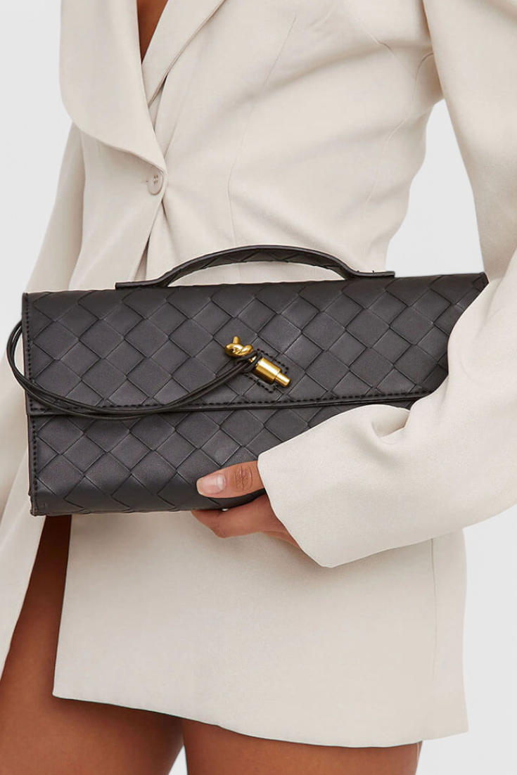 Melanie Clutch con Detalle de Nudo Dorado