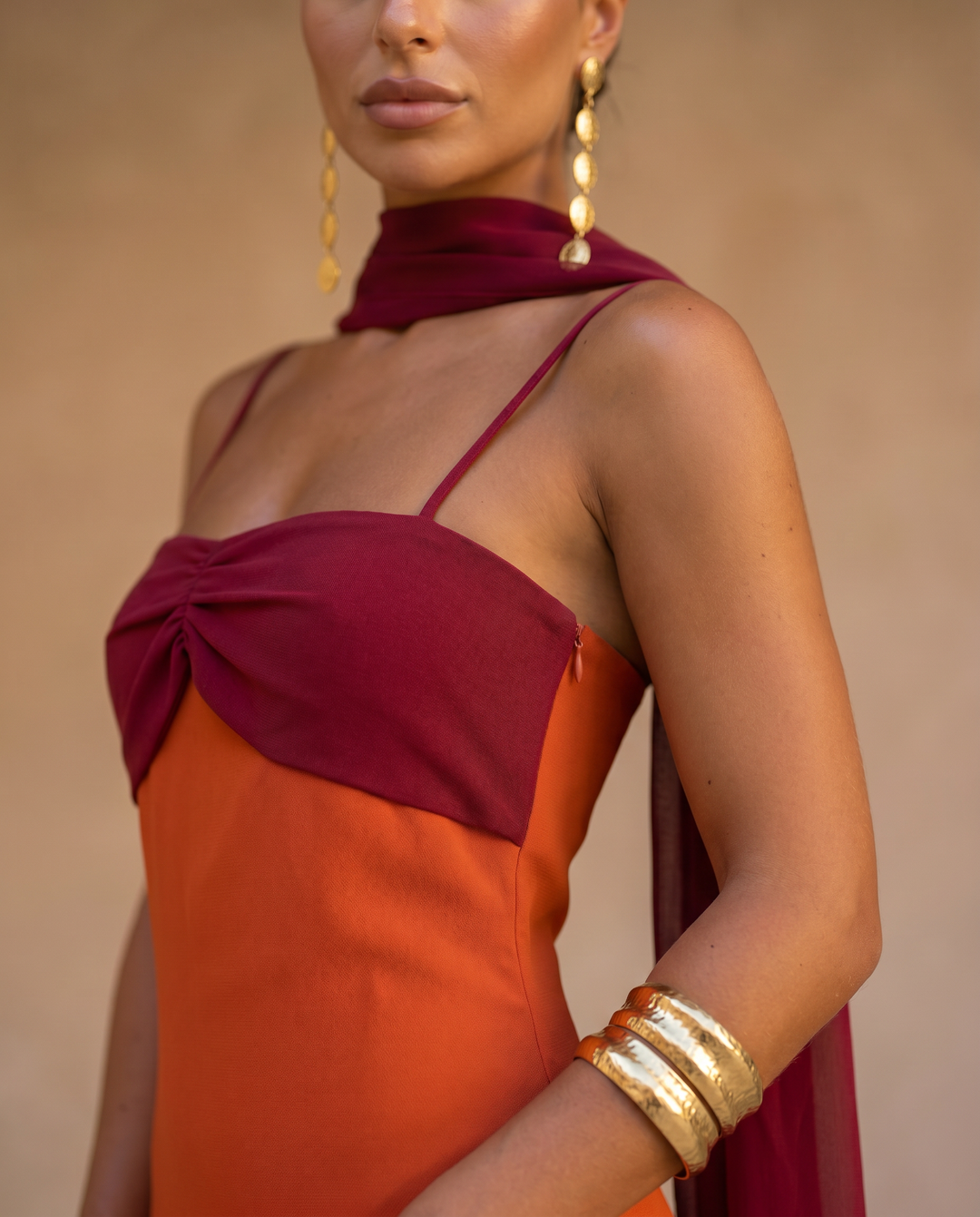 Zahara | Vestido en naranja con escote en rojo ( RESERVA 12-13 JUNIO)